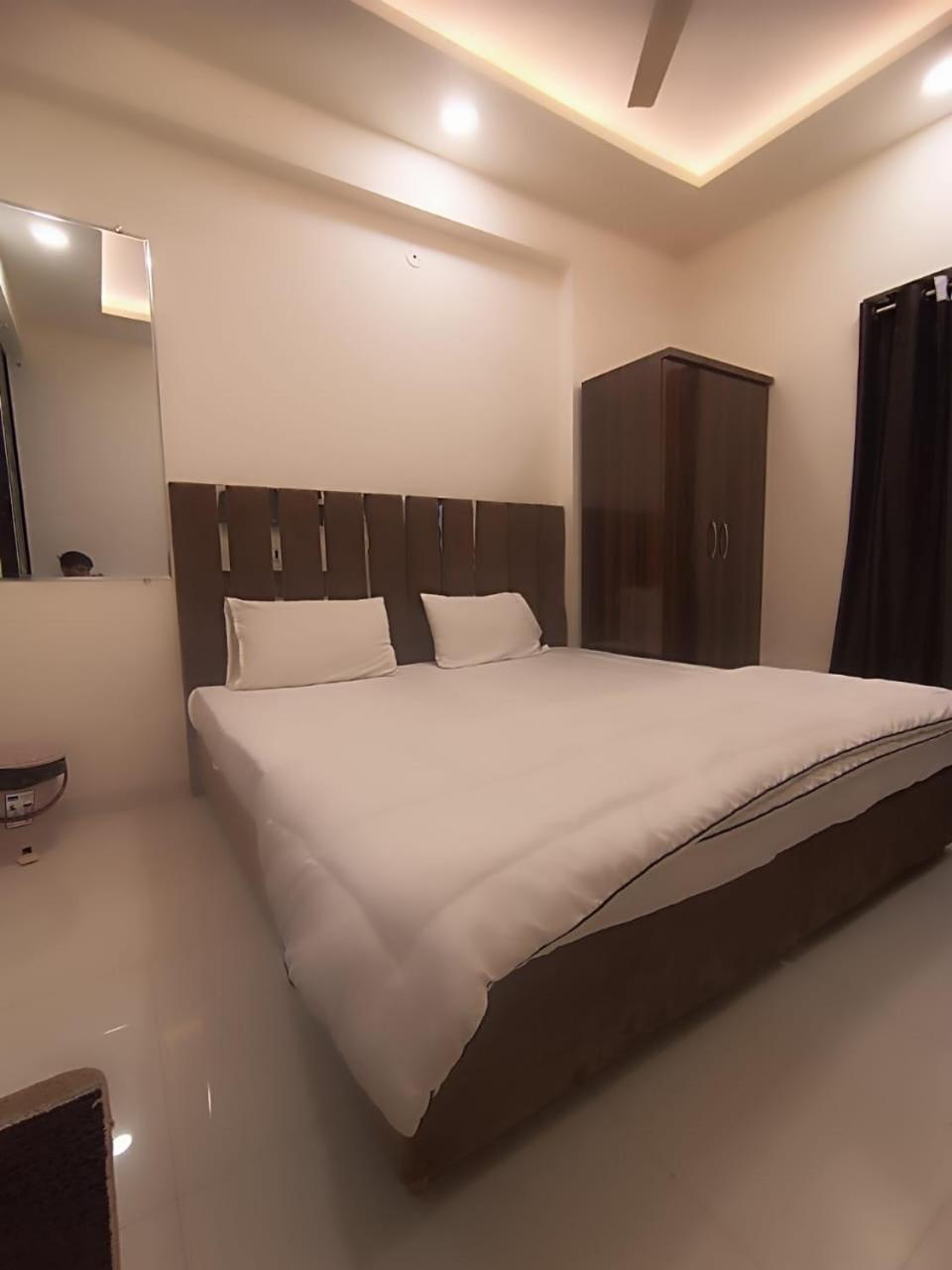 Hotel Kiwi Inn Vijaynagar Scheme 78 Indore Esterno foto