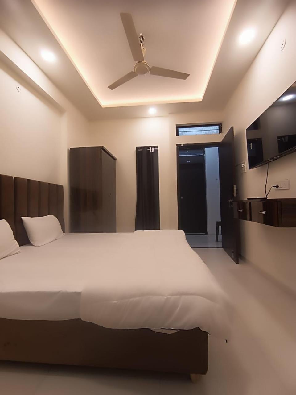 Hotel Kiwi Inn Vijaynagar Scheme 78 Indore Esterno foto